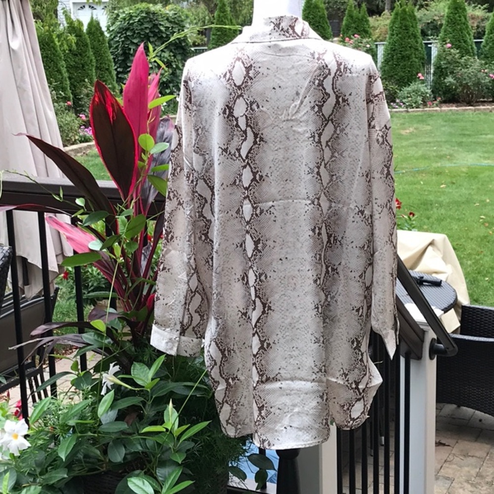 $ FIRM🌷Snakeskin Print Long Sleeve Hi Low Top - Picture 5 of 6